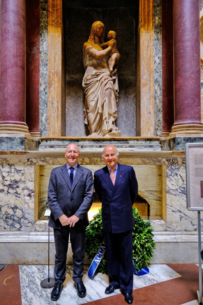 Gli accademici Andrea Ligi e Giorgio Girelli dinanzi alla tomba di Raffaello durante la cerimonia