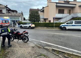 Fano, scooterista di 17 anni scivola sul bagnato e resta ferito