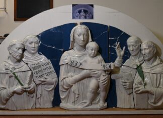 La Vergine col Bambino e i santi: la lunetta di Luca Della Robbia torna a Urbino dopo il restauro