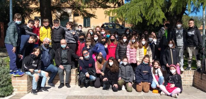 foto scuola media Colli al Metauro con poeti 1