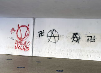 Fossombrone: gravissimo atto vandalico ai danni della scuola media. Oltraggio al Muro dei Giusti