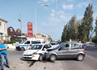 Fano, scontro fra due automobili all’altezza di un distributore