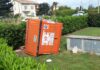 Fano, vettura invade la corsia opposta e sbatte contro un cassonetto