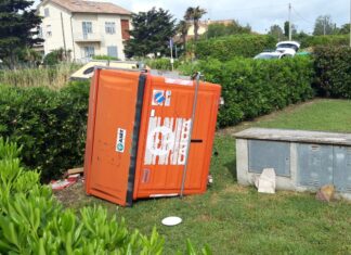 Fano, vettura invade la corsia opposta e sbatte contro un cassonetto