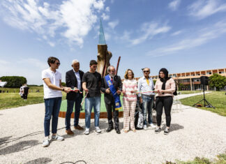 Taglio del nastro per il percorso “Dalla memoria al futuro” al Campus scolastico di Pesaro, Paolini: “Affidiamo a voi giovani questo spazio, simbolo di rinascita”