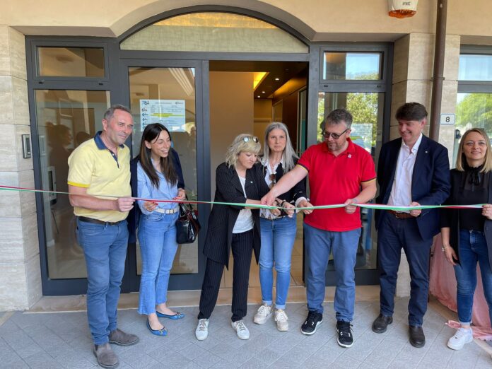 la segretaria generale della Uil Marche Claudia Mazzucchelli al taglio del nastro