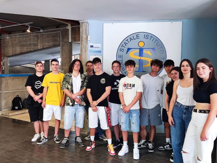 Alcuni dei ragazzi dell'Itis premiati2