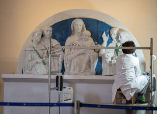 La Vergine col Bambino e Santi: a Urbino si presenta il restauro della lunetta di Luca Della Robbia