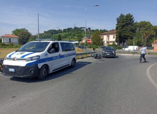 Fano, auto tampona moto. Marito e moglie all’ospedale