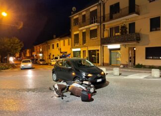 Fano, scontro auto-motociclo a pochi metri dall’ospedale
