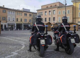 Fano, si taglia le vene: drammatico salvataggio