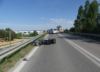 Perde il controllo della moto e cade, incidente a Bellocchi di Fano