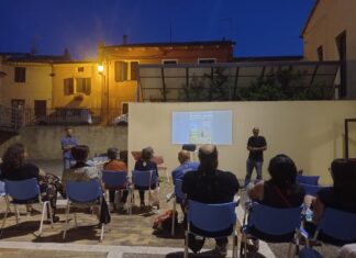 “Ricordi scordati. Indagini e canzoni sul tempo” in scena a San Costanzo lo spettacolo di Nicola Gaggi e Francesco Belfiori