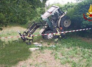 Piandimeleto, si ribalta col trattore. Muore 85enne