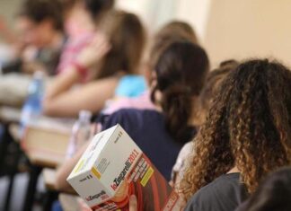 Provincia, domani esami di maturità per 3.093 studenti. Sondaggio tema, la traccia della guerra la più gettonata
