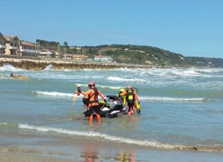 Fano, tragedia in mare: padre e bimbo muoiono annegati, salvo il secondo figlio di 12 anni