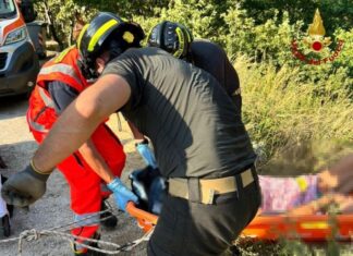 S’infortuna mentre costeggia il fiume Bosso a Pianello di Cagli. La recuperano i vigili del fuoco