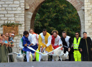 Rievocazione storica, spettacoli, corsa delle oche: a Serra Sant’Abbondio la magia del Palio della Rocca