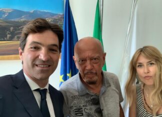Enrico Ruggeri, cittadino onorario di Mondolfo Marotta, in visita al consiglio regionale
