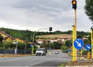 Maltempo, grandine pesante a Macerata Feltria. A Fermignano il temporale spezza un semaforo