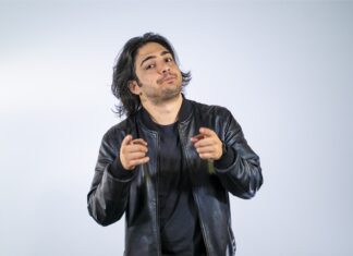 Il comico Max Angioni in scena martedì 9 agosto all’Arena di Sant’Emidio di Cagli