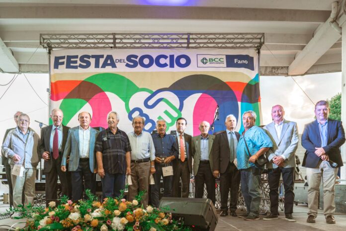 Foto di gruppo premiati medaglie d'oro anno 2019