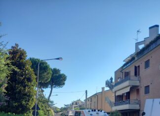 Fano, auto si rovescia su un fianco: grave la conducente di 82 anni