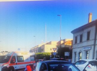 Fano, automobile investe madre e figlio