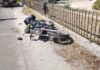Fano, motociclista cade per un incidente e si ferma contro un muretto