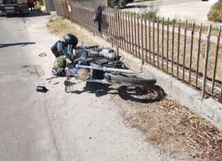 Fano, motociclista cade per un incidente e si ferma contro un muretto