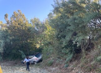 Fano, auto fuori strada e sequestro. Era senza assicurazione