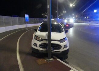 Fano, auto sbanda in rotatoria e si ferma contro un palo