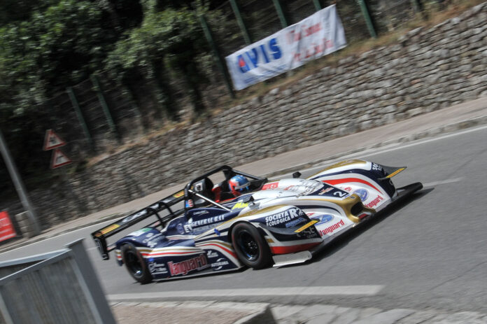 Sfrecciano le auto da corsa sul tracciato del Trofeo Luigi Fagioli