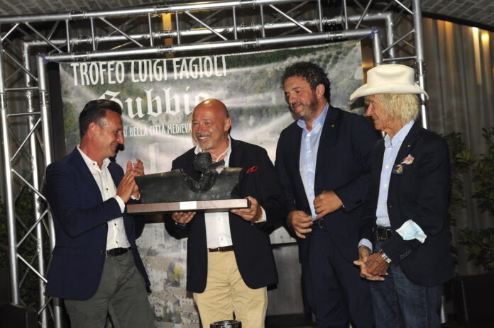 TLF21 Mario Donnini riceve il Memorial Barbetti dai presidenti del Ceca Uccellani e Rotary Marchi con al fianco Arturo Merzario phPhotoStudioGubbio