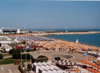 Fano, motoscafo affonda dopo essere andato a fuoco. Equipaggio in salvo