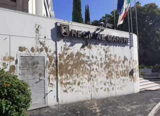 Imbrattata la sede della Regione Marche ad Ancona con il fango dell’alluvione