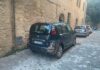 Fano, auto in manovra sbatte contro i contatori del gas