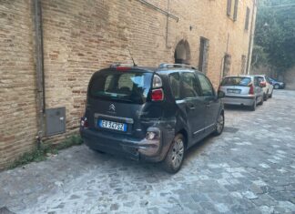 Fano, auto in manovra sbatte contro i contatori del gas