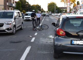 Fano, ciclista investito e sbalzato contro un’altra vettura