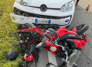 Fano, auto tampona moto. In ospedale il centauro