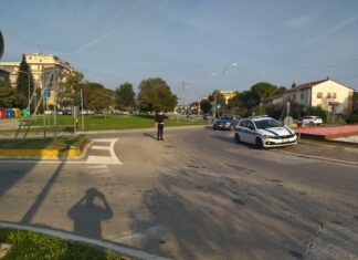 Fano, ferita ciclista nell’urto fra bici e auto con rimorchio