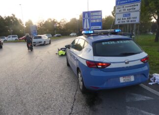 Fano, auto urta mezzo della Polstrada intervenuto per un incidente