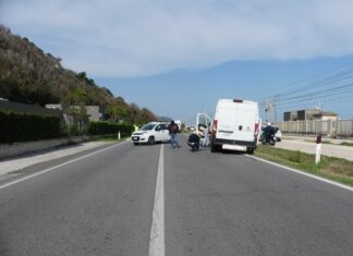 Fano, trentenne incinta ferita in uno scontro sull’Adriatica