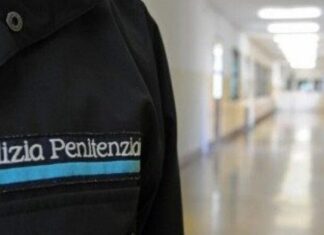 Carcere di Pesaro, detenuto aggredisce agente. Naso fratturato e mandibola lussata