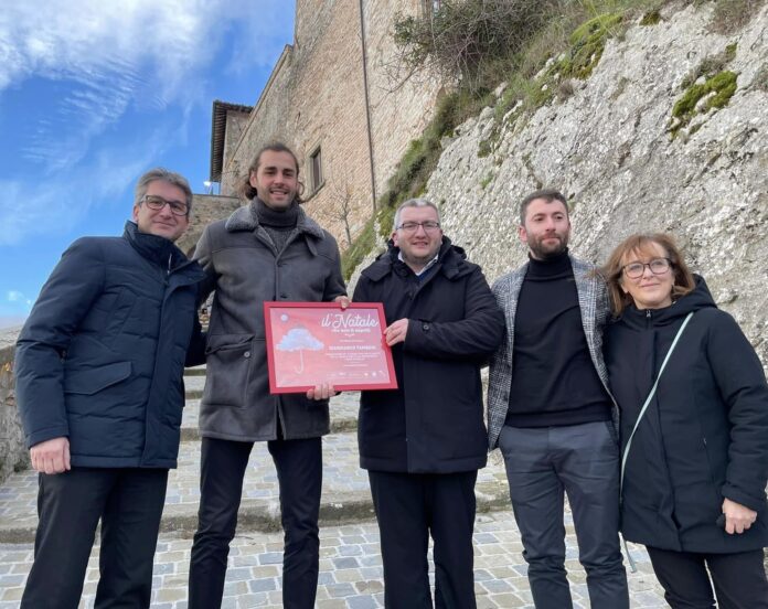 Gianmarco Tamberi con l'assessore Francesco Baldelli e il presidente Unpli Pesaro e Urbino Damiano Bartocetti, il sindac o di Frontone Daniele Tagnani e la presidente della Pro