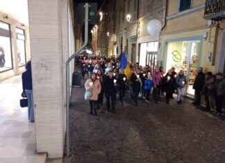 Fano, mille persone in piazza nel ricordo di Anastasiia