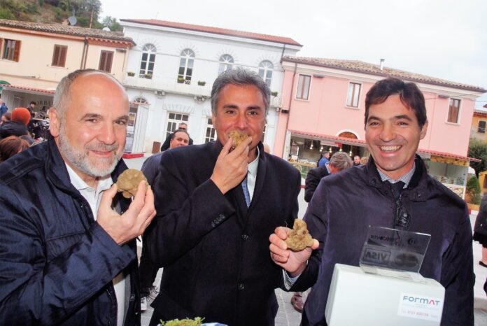Il presidente Francesco Acquaroli con il sindaco Lisi e il deputato Antonio Baldelli in piazza Mattei