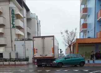 Fano: scontro in zona mare, ferito il passeggero di una vettura