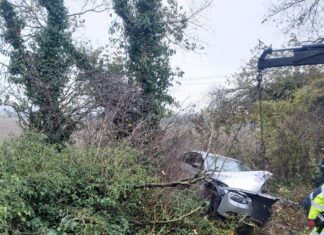 Fano, auto fuori controllo esce di strada e cappotta nel fosso