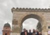 Frontone riparte dai mercatini nel Castello di Babbo Natale, taglio del nastro con turisti da tutta Italia